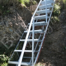 Treppe im Gebirge aus verzinktem Stahl